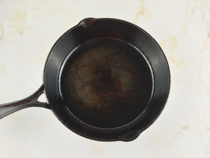 Óleo aquecendo na frigideira.