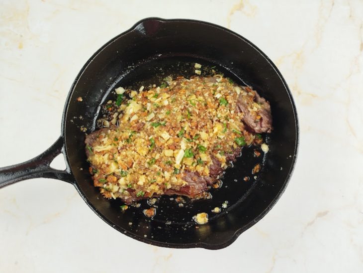 Carne selando em frigideira bem quente até dourar.