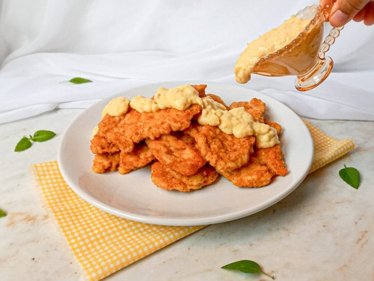 filés de frango a milanesa com creme de milho finalizados.,