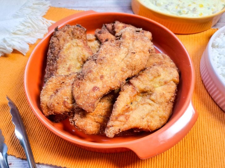 Frango à milanesa pronto para consumo.
