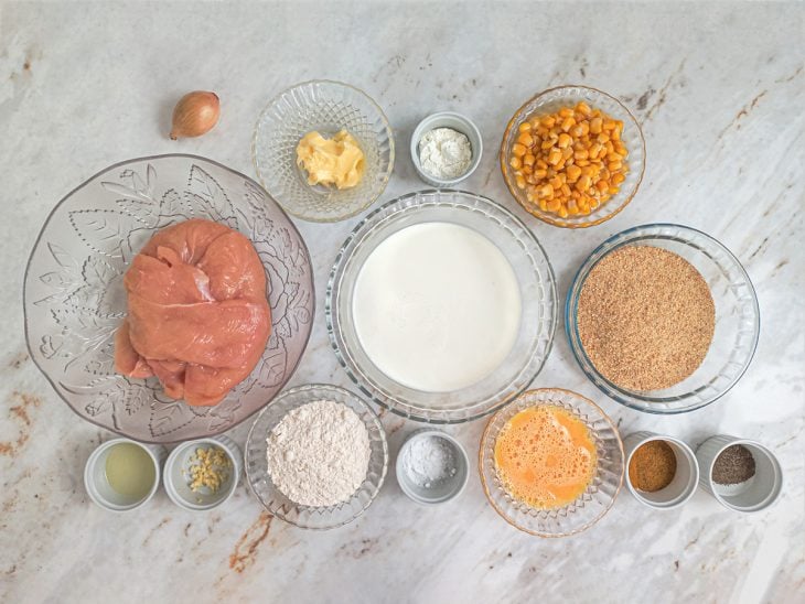 ingredientes para preparo de frango a milanesa com creme de milho separados e organizados.