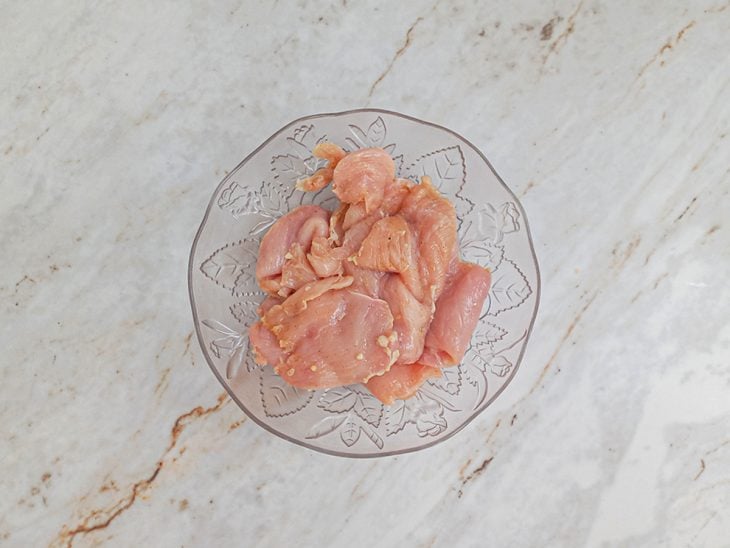 filés de frango temperados para preparo da receita.