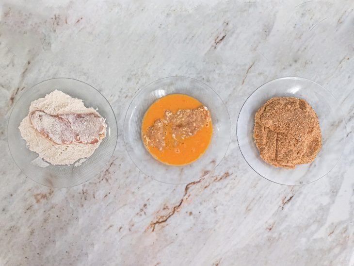 filé de frango empanado para fritar.