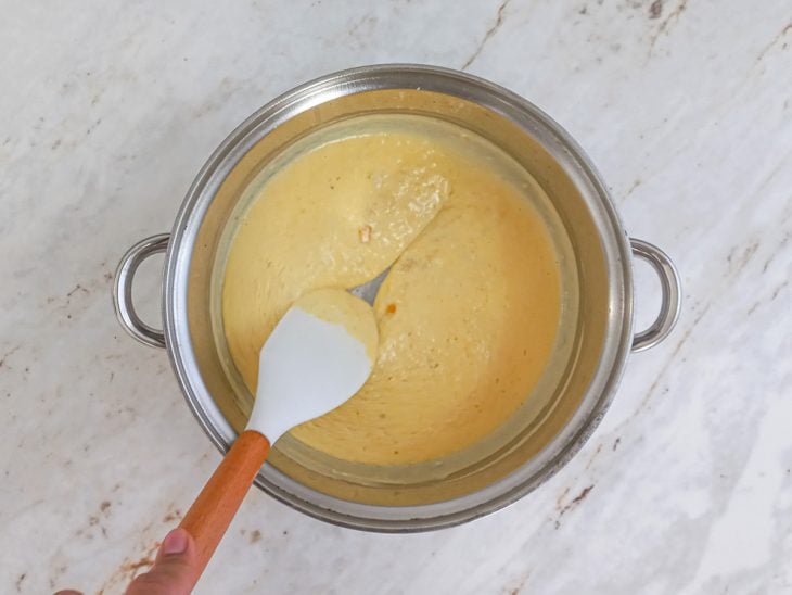 milho batido adicionado a panela para cozinhar.