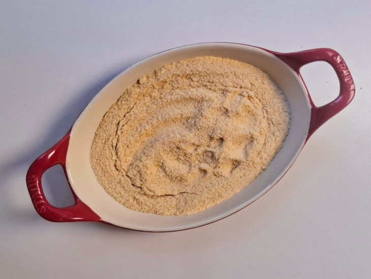 Recipiente com farinha de rosca.