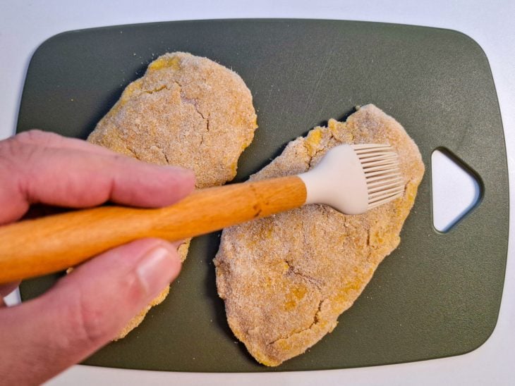 Filés empanados e pincelados com azeite.
