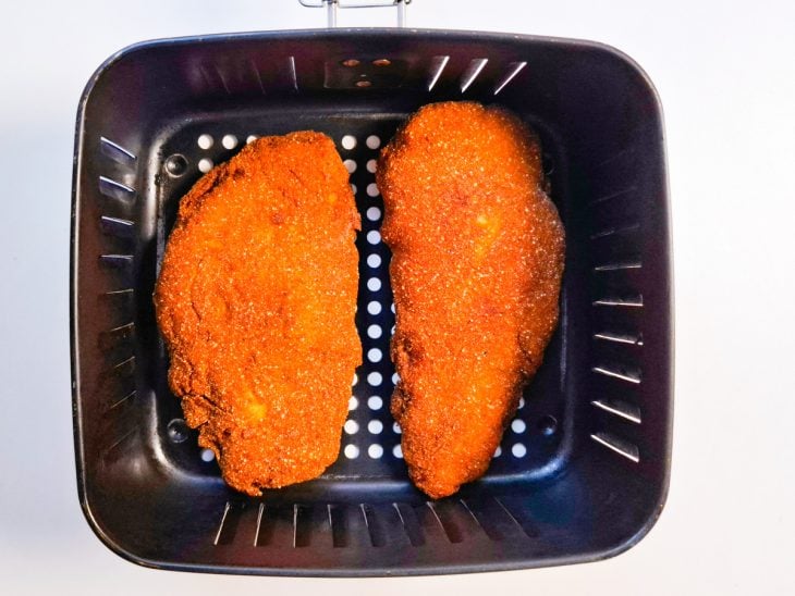 Cestinha da air fryer com filés prontos.