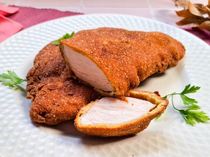 Um prato contendo frango à milanesa na air fryer.
