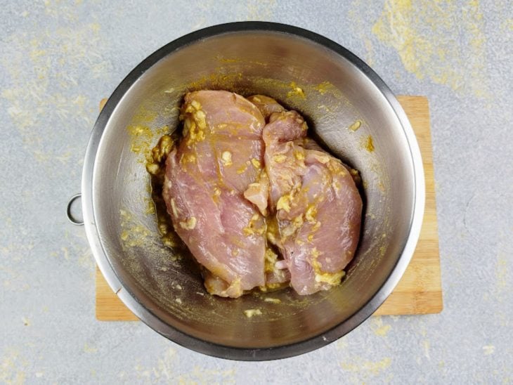 Frango temperado em uma tigela.