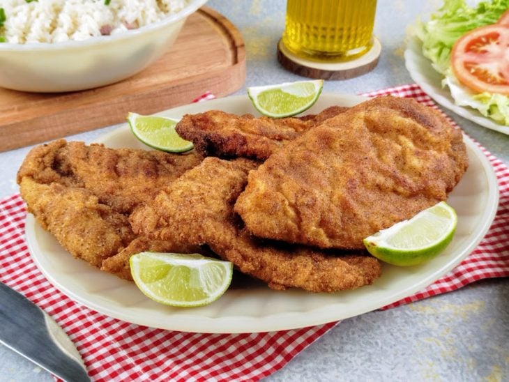 Prato com frango à milanesa simples.