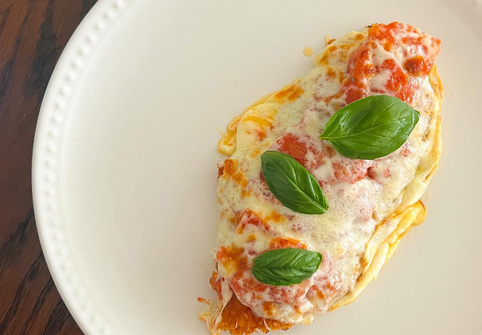 Frango à parmegiana com tomate-cereja