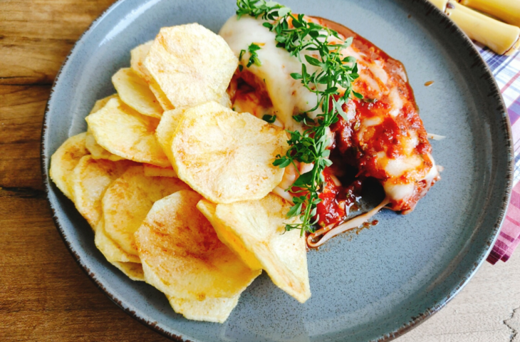 Frango à parmegiana de frigideira rápido