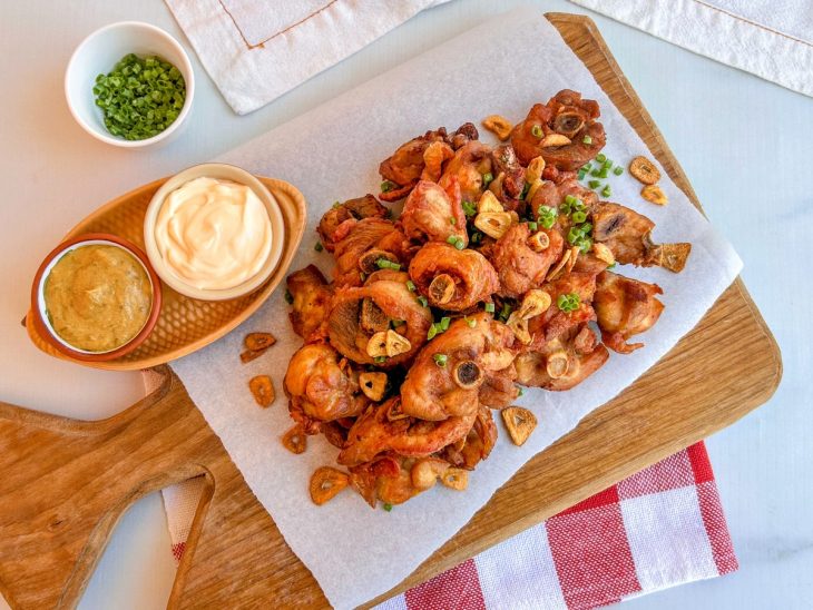 frango frito a passarinho ao alho e óleo finalizado