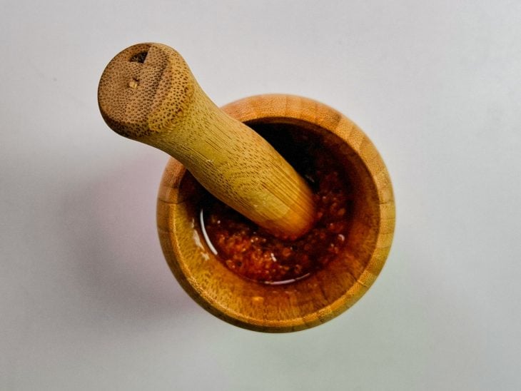 temperos pilados em pilão de madeira.