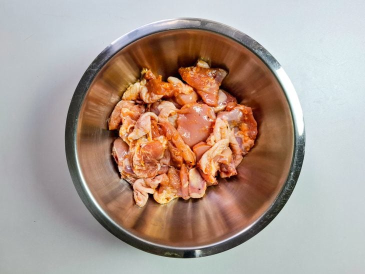 pedaços de frango temperados.