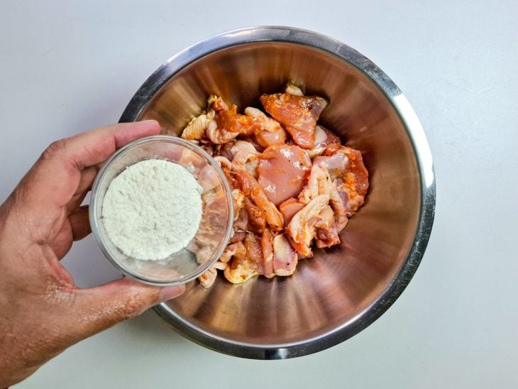 adição de farinha de trigo para deixar o frango a passarinho crocante e sequinho.