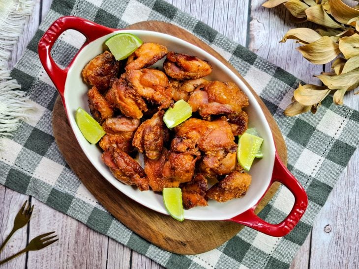 frango a passarinho assado pronto para servir.