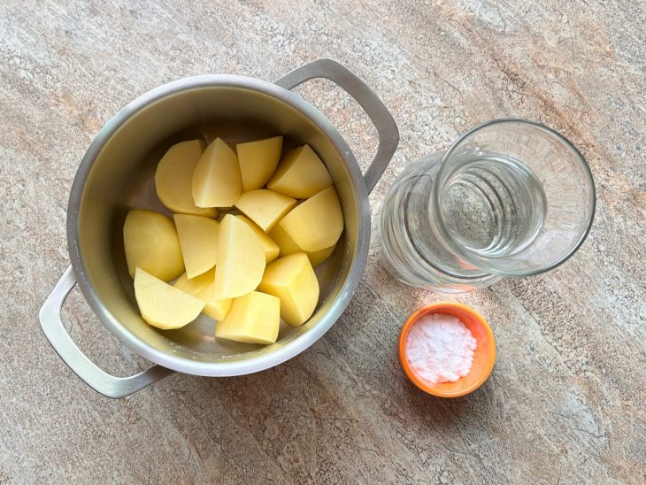 batatas cozidas em água com sal.