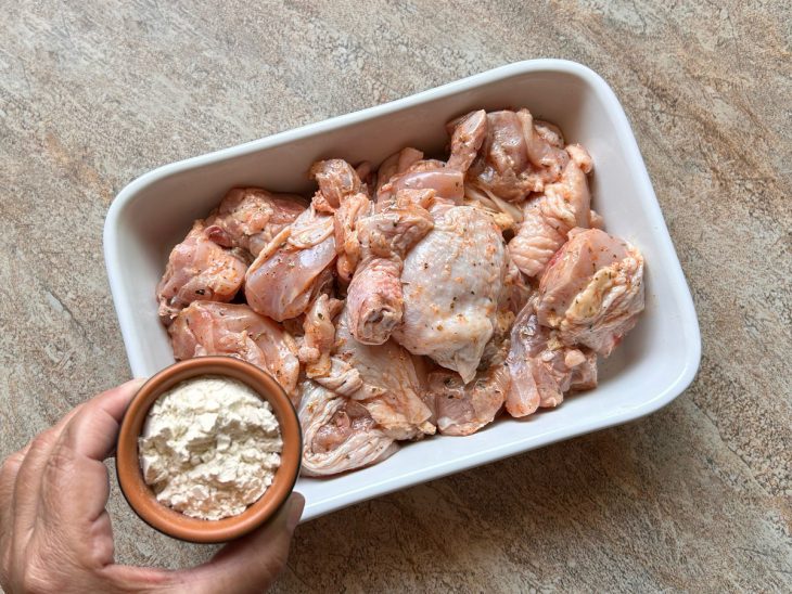 adição de farinha no frango a passarinho para deixá-lo crocante.