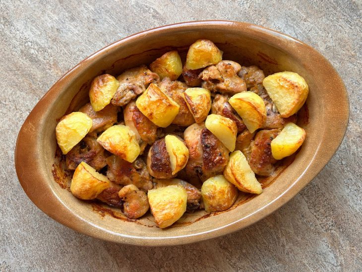 frango a passarinho e batatas assadas.