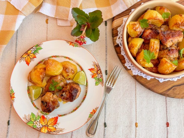frango a passarinho com batata assado finalizado.