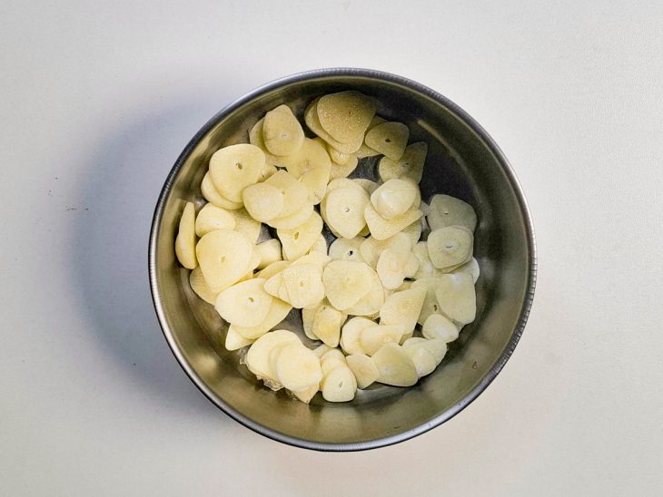Dentes de algo picados em lâminas.