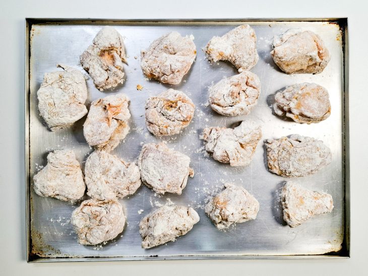 Pedaços de frango empanados pela farinha temperada.