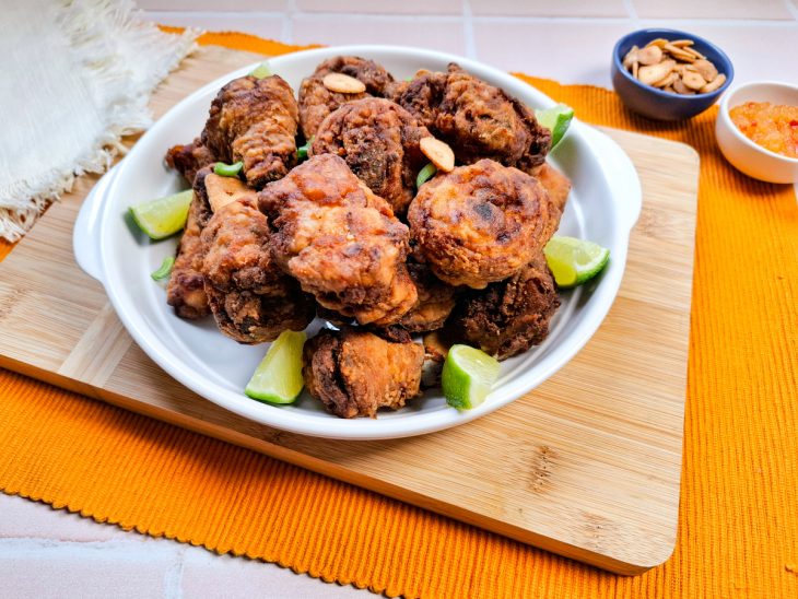 Frango a passarinho pronto para consumo.
