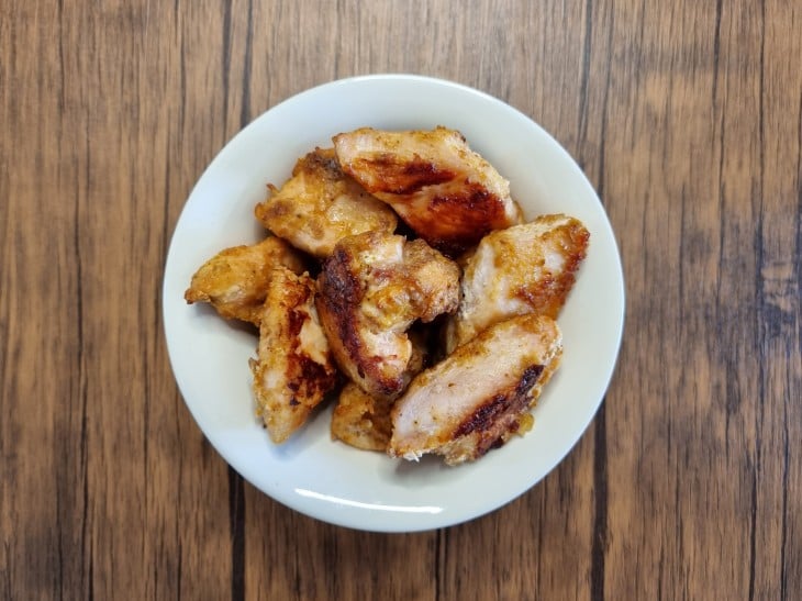 Um prato contendo vários frangos a passarinho de forno.