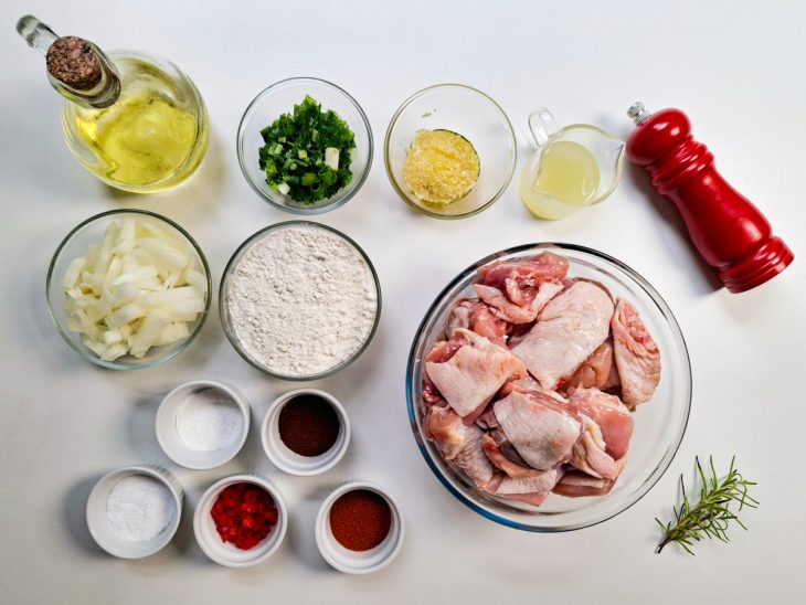ingredientes para preparo de frango a passarinho separados e organizados.