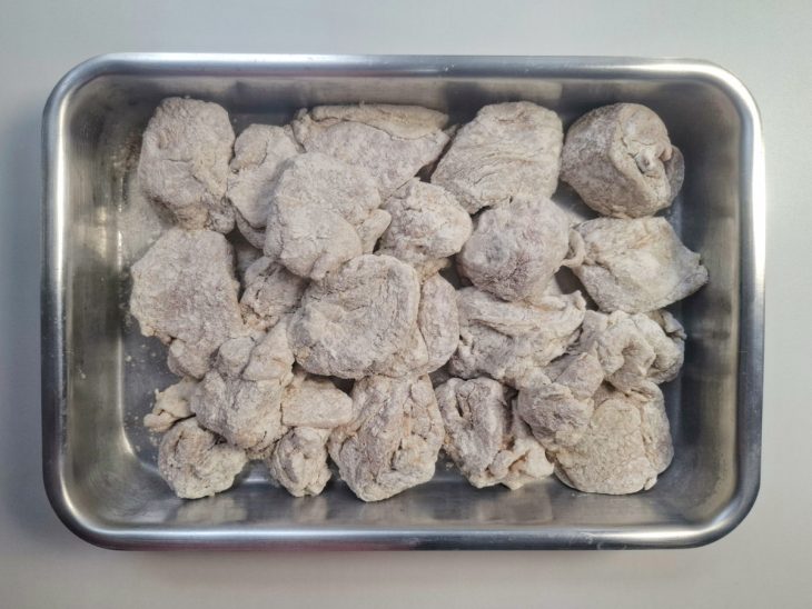 frango empanado para ser frito.