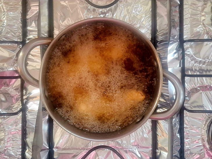 frango frito por imersão em óleo.