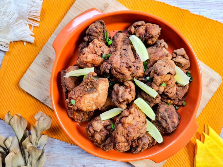 frango a passarinho fácil e rápido finalizado, pronto para ser servido.