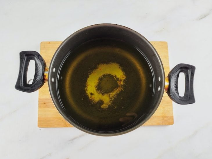 Panela com óleo quente.