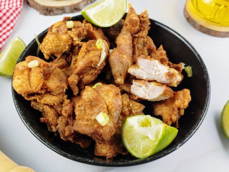 Frango a passarinho frito pronto para consumo.
