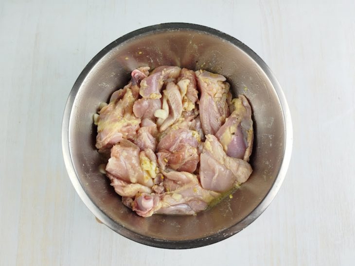 Frango temperado na tigela.