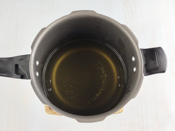 Óleo na panela de pressão.