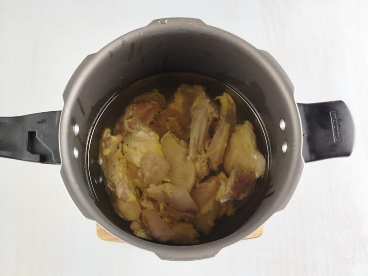 Frango na panela de pressão.