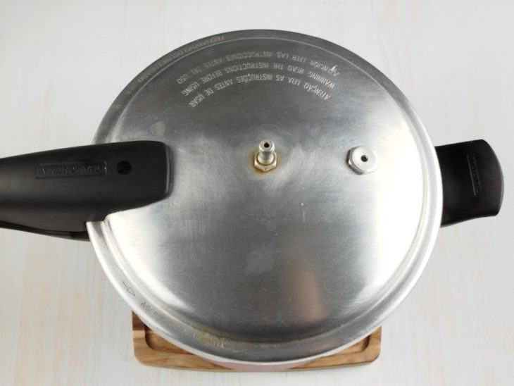 Panela de pressão fechada sem vapor.