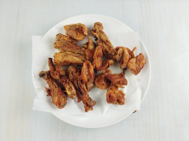 Frango pronto escorrendo.