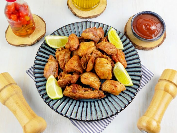 Frango a passarinho na panela de pressão servido.