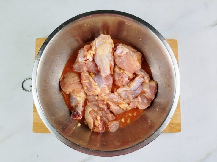 Tigela com frango e temperos.