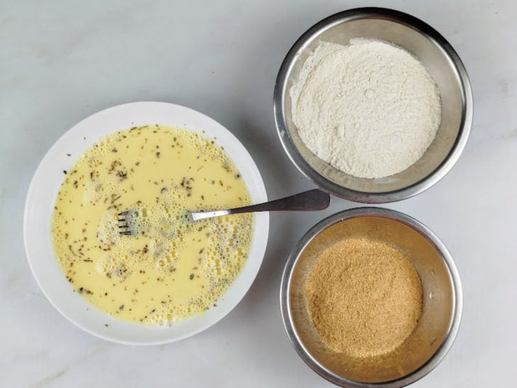 Recipientes com os ingredientes de empanar.