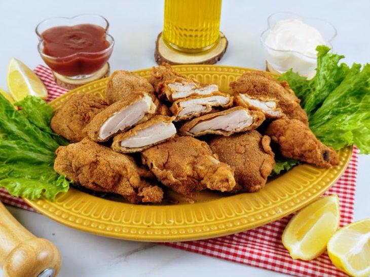 Um prato com frango a passarinho simples.