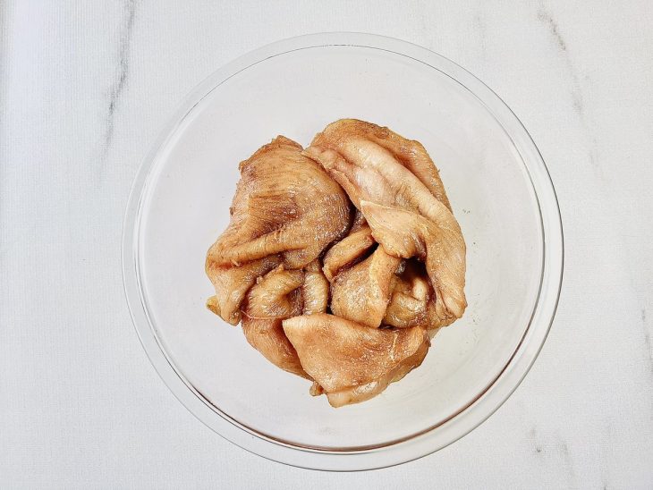 Frango com os temperos.