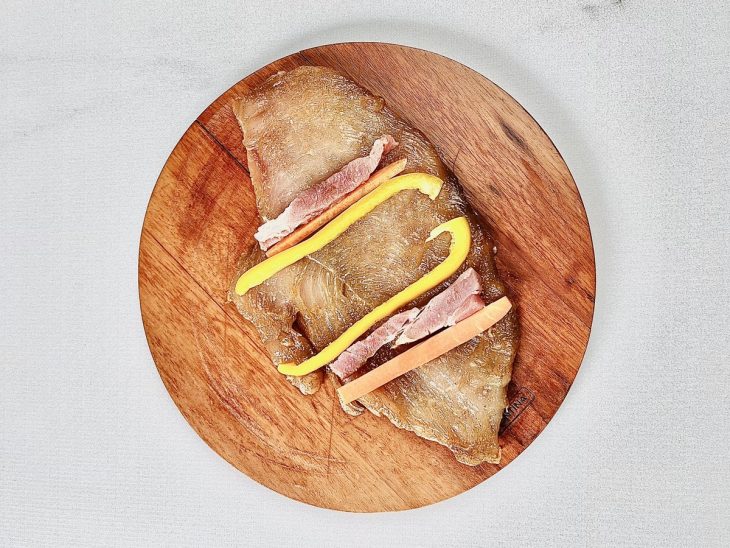 Filé de frango e recheio.