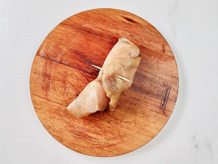 Filé de frango enrolado e preso com um palito.