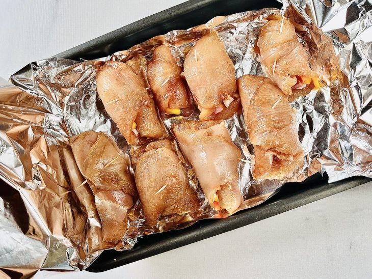 Frango à rolê forrado com papel alumínio.