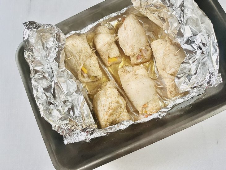 Frango à rolê cozinhando.