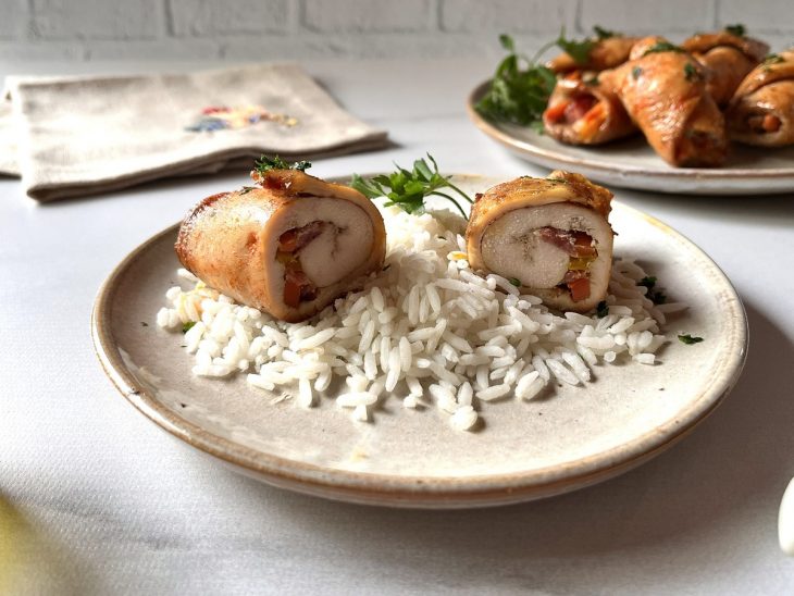Frango à rolê no forno servido.